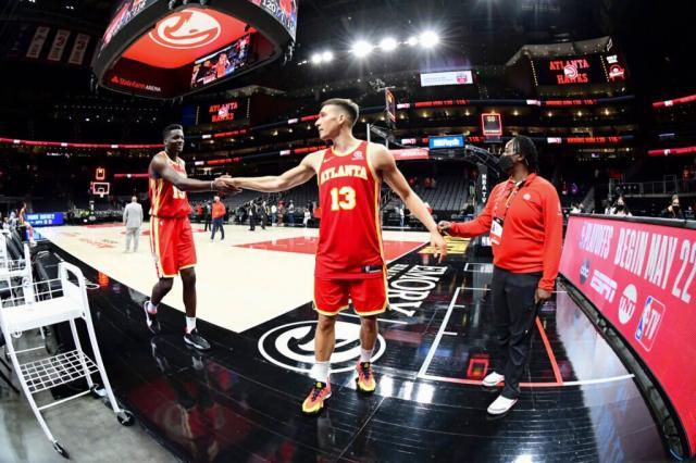 友情超越比赛！他们是老鹰阵中的一对特别战友